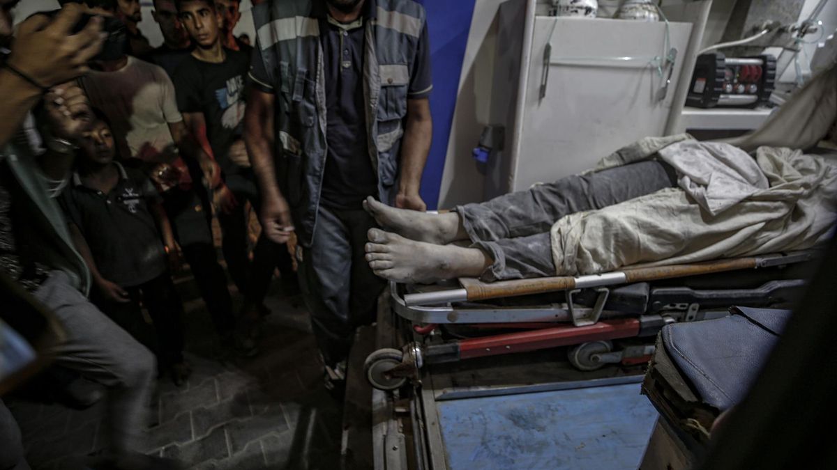El cadáver de un hombre llega al hospital Al Shifa tras un ataque israelí sobre el edificio Andalucía de la parte occidental de la ciudad de Gaza.