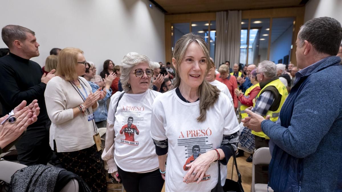 La presidenta de la Asociación de Víctimas Mortales de la DANA, Rosa Álvarez, a su llegada a la sala Galdós del Ateneo.