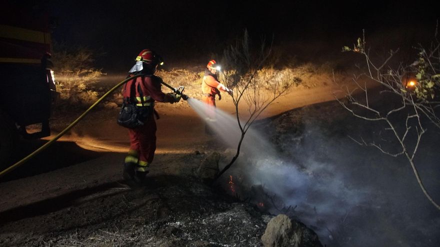 Miembros de la Unidad militar de emergencias (UME) trabajan en labores de extinción del incendio forestal de la isla de TenerifeEFE/UME.