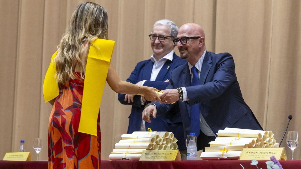 César Pascual (PP) a los graduados en Medicina: "Dentro de pocos años, la tecnología probablemente acertará más veces que nosotros"