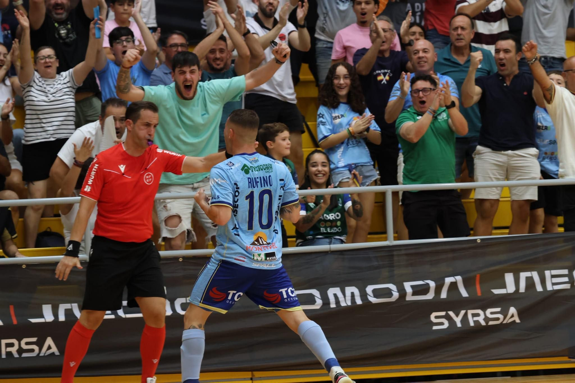 Rufino celebra un gol de El Ejido