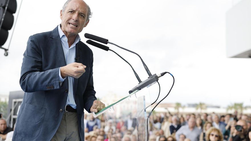 Un Mazón noqueado por la DANA abre una ventana de oportunidad en el PP valenciano al nostálgico Paco Camps