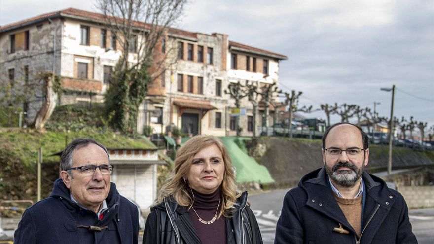 El secretario general del PSOE de Torrelavega, José Luis Urraca; junto a la portavoz parlamentaria y secretaria de Organización, Noelia Cobo; y a José Manuel Cruz Viadero, frente al cuartel de la Guardia Civil