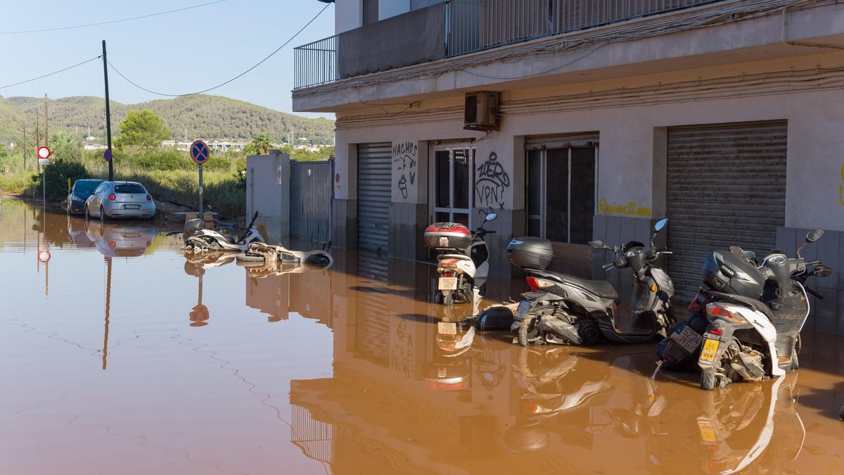 Tareas de limpieza en Eivissa tras las inundaciones ocasionadas por las lluvias.