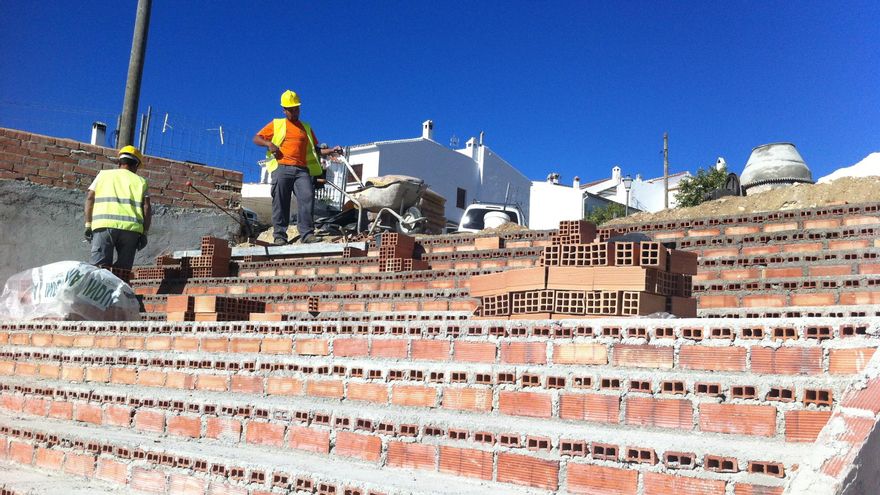 La Junta admite que construir 3.000 VPO en dos años es un "reto", que Gallardo ve "imposible"