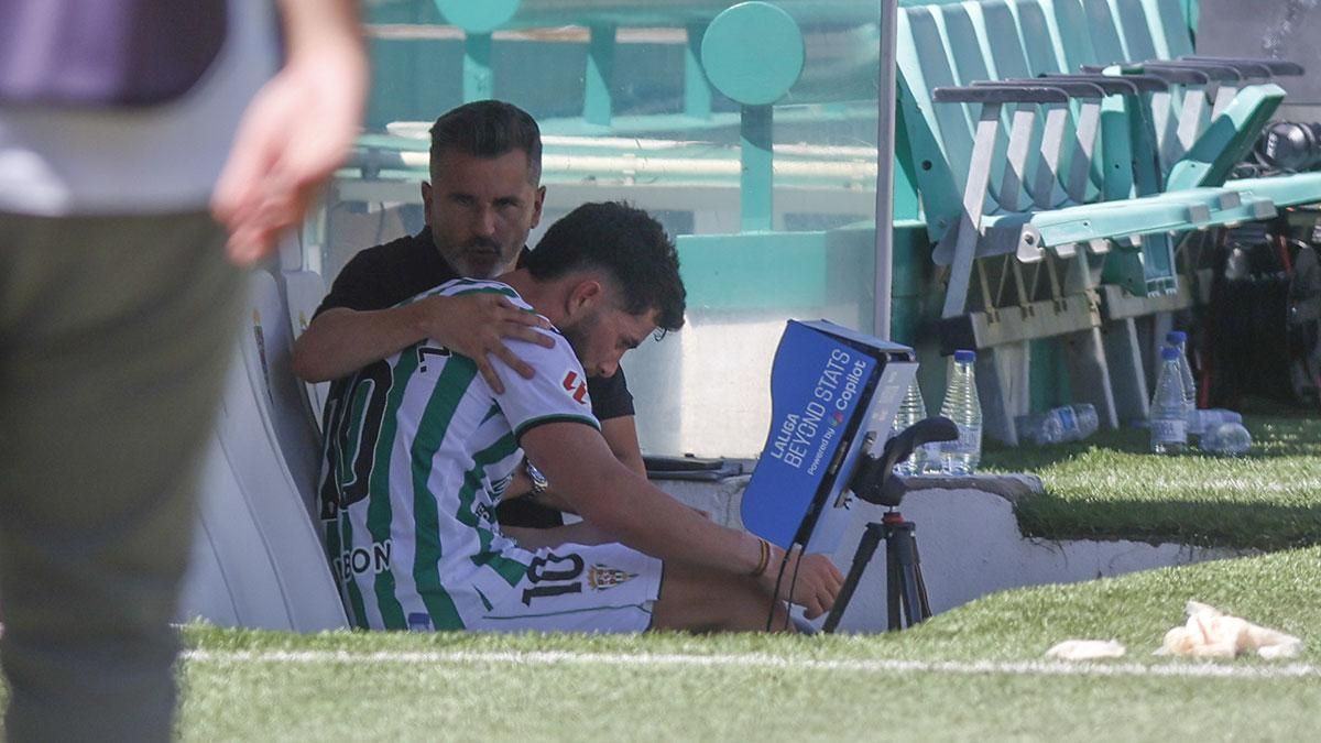 Ania hablando con Jacobo en el banquillo al final del partido