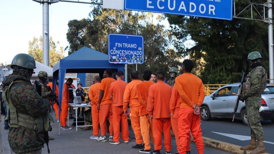 Ecuador inicia deportación de cientos de presos a Colombia, que denuncia "acto unilateral"