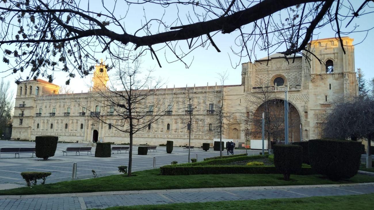 Termina la restauración de la fachada de la Iglesia de San Marcos de León