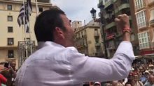 José López dando un discurso en la puerta del Ayuntamiento de Cartagena