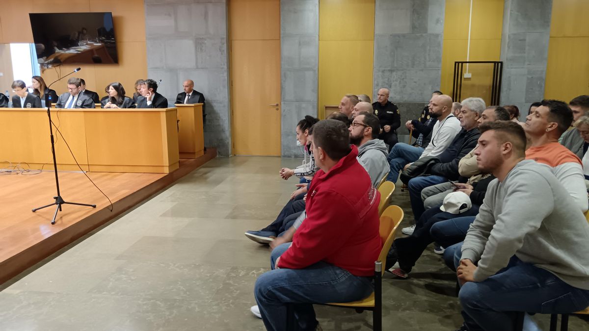 Los acusados, en el banquillo de la Sección Segunda de la Audiencia de Asturias. Oubiña, en la segunda fila.