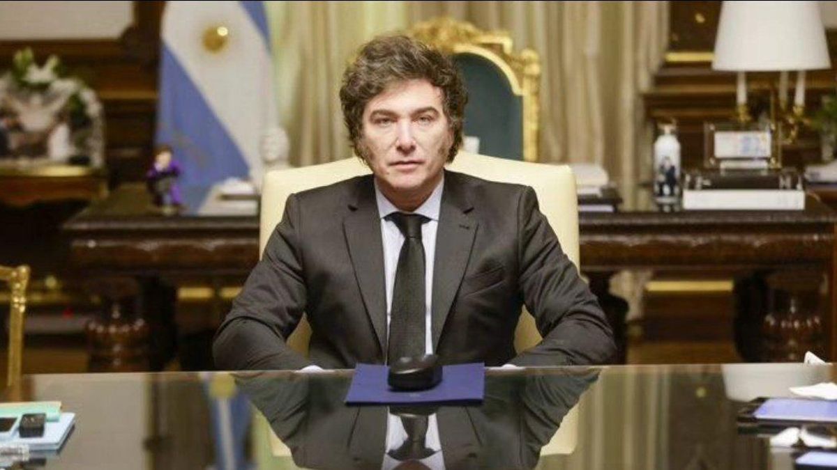 Milei rechaza los pedidos para que el peso flote libremente en una entrevista con Financial Times