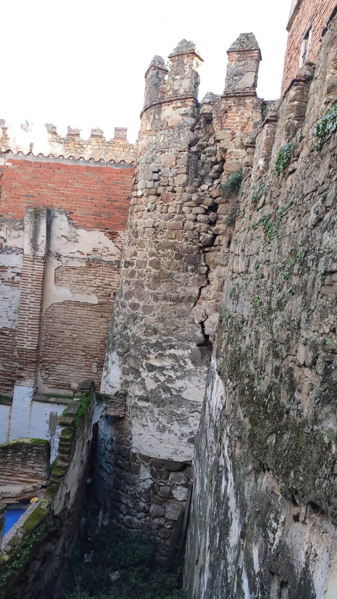 Una zona de la muralla de Talavera de la Reina agrietada por la falta de mantenimiento, según denuncia el PSOE
