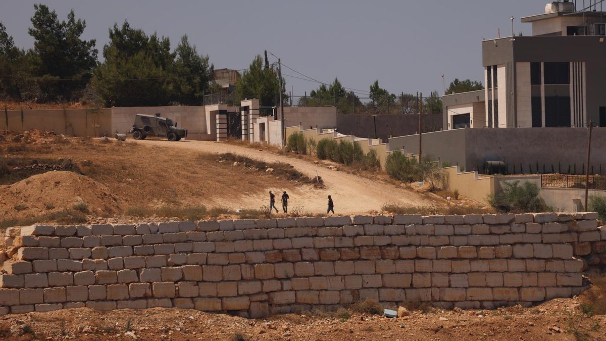 Algunos colonos aún merodean en la localidad de Qusra, en la Cisjordania ocupada, el 13 de agosto de 2026.