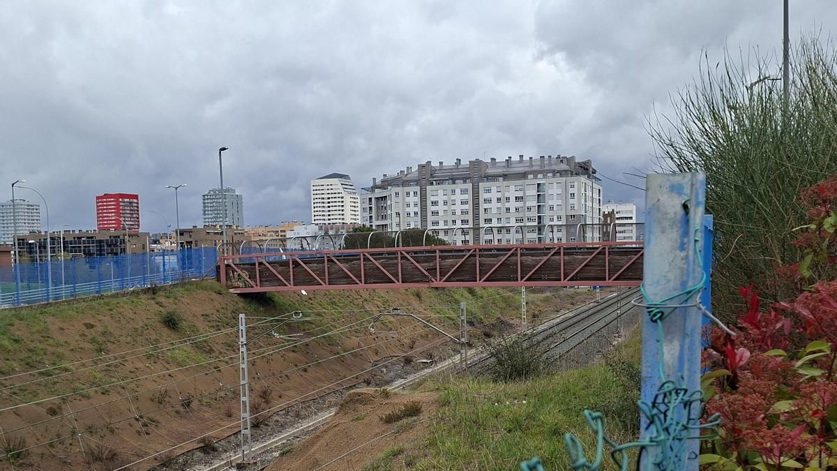 La pasarela que ahora está cortada, con las torres de Salburua al fondo