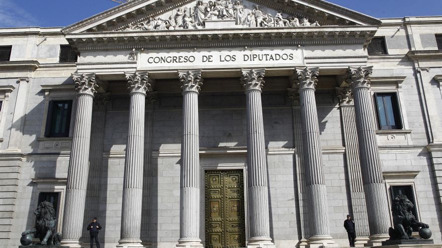 Archivo - Puerta principal del Congreso de los Diputados con los leones
