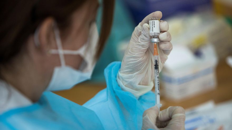 Una enfermera prepara una dosis de la vacuna contra la covid-19 de los laboratorios Janssen en el Centro de Salud Las Fuentes Norte en Zaragoza. EFE/ Toni Galan/Archivo