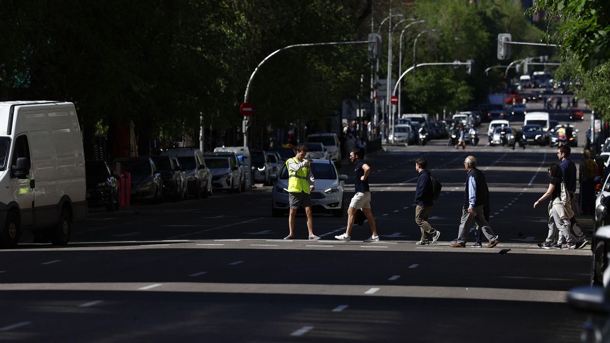 Varias personas en una calle de Madrid durante el apagón del 28 de abril de 2025.