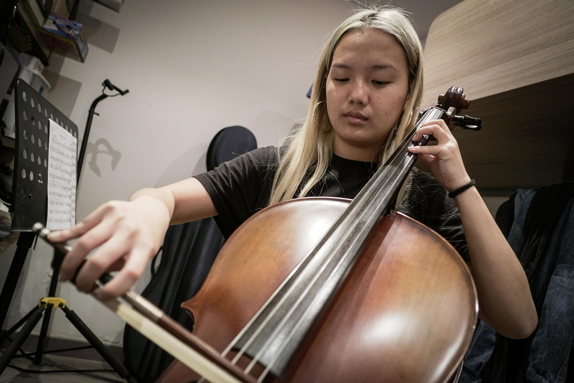 Laura Xiu se prepara para entrar en la Escuela Superior de Música en su casa de Caldes de Montbui.