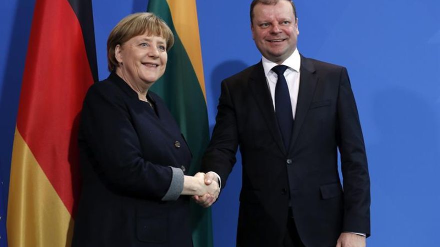 Merkel pide estar vigilantes ante noticias falsas, tras la acusación a soldados