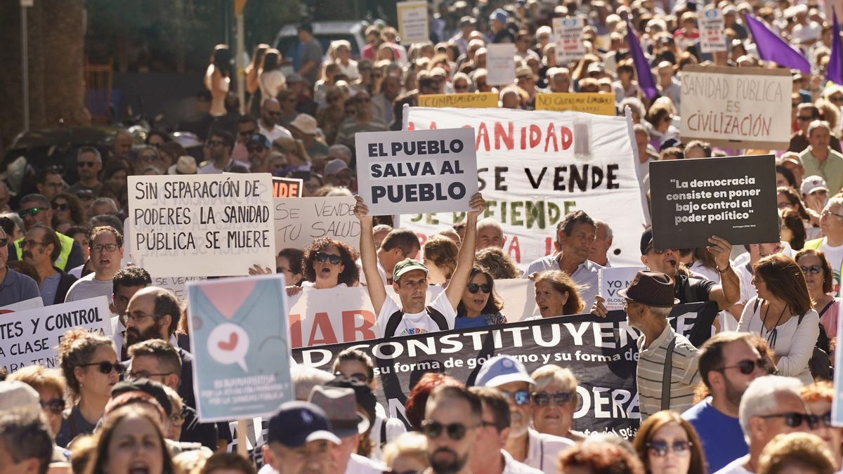 Archivo - La manifestación de Marea Blanca para exigir mejoras en la atención primaria bajo el lema 'Nos roban la sanidad, nos quitan la vida' ocupan las calles del centro, a 28 de octubre de 2023 en Málaga (Andalucía, España).