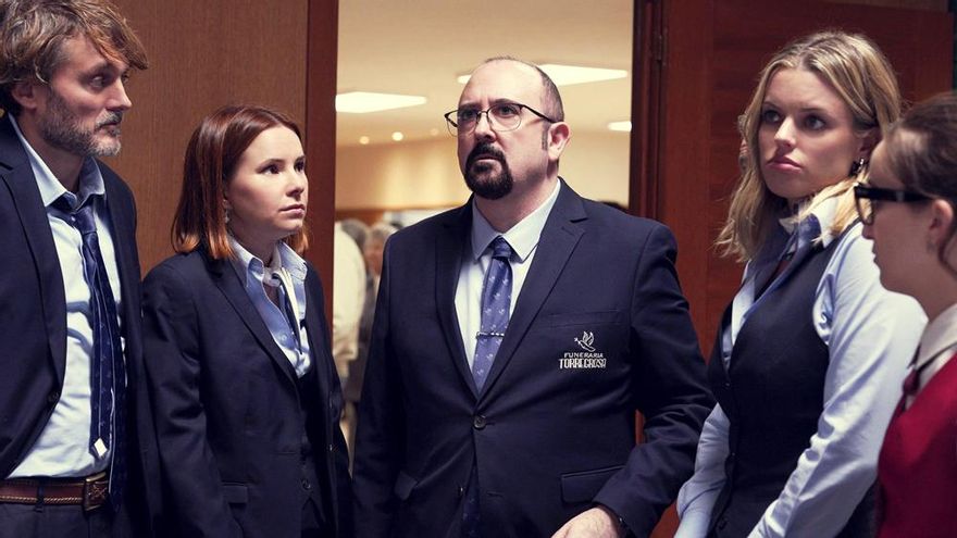 Movistar Plus+ lanza el primer tráiler de 'Muertos S.L.' con Carlos Areces: "Somos soldados de primera línea"