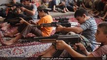 Una imagen de propaganda de ISIS durante un entrenamiento de niños soldado