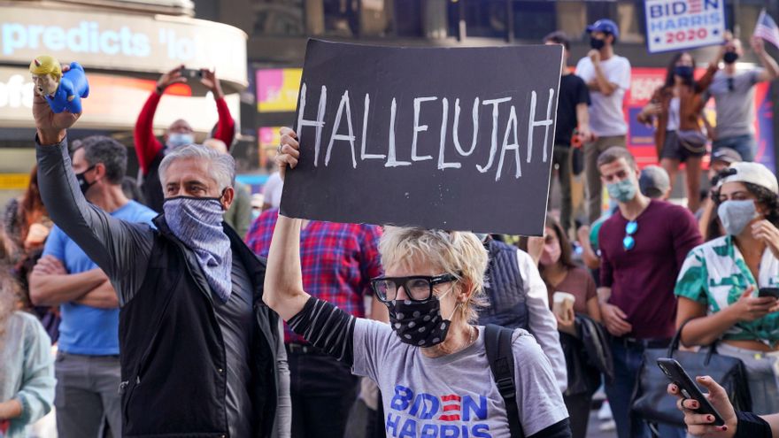 La ciudad de Nueva York mostró este sábado su euforia por la victoria del demócrata Joe Biden sobre el presidente Donald Trump en las elecciones presidenciales desde las ventanas, con el claxon de los automóviles y lanzándose a celebrar en las calles