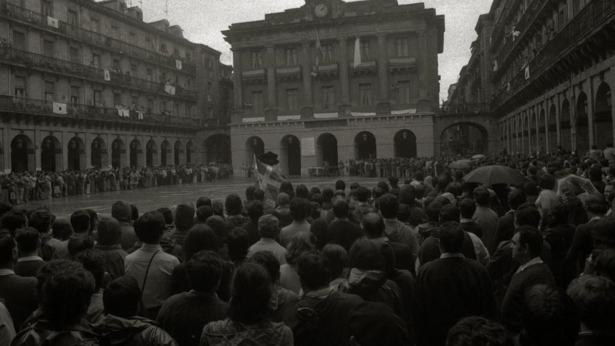 Primer izamiento oficial de la bandera en la Plaza de la Constitución con motivo de las fiestas de San Sebastián