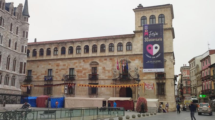 La Diputación cuelga un 'cartelón' ilegal en el Palacio de los Guzmanes, con doble protección, y la Junta estudia sancionar