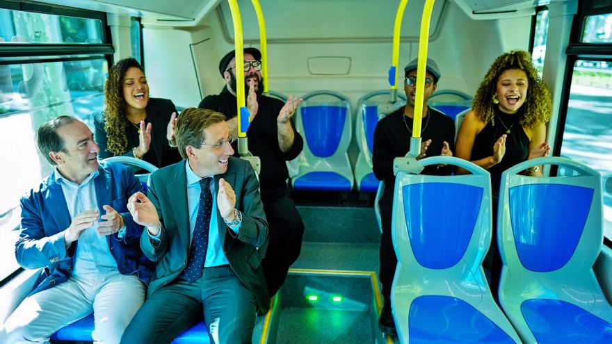 Un coro se sube a los autobuses de la EMT para celebrar la Semana de la Movilidad en Madrid