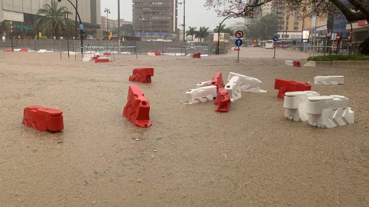 Inundación al lado del edificio de El Corte Inglés en Málaga
