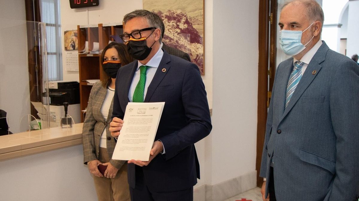 Manuel Gavira (c.), este miércoles en la presentación de la enmienda a la totalidad a los Pressupuestos de 2022