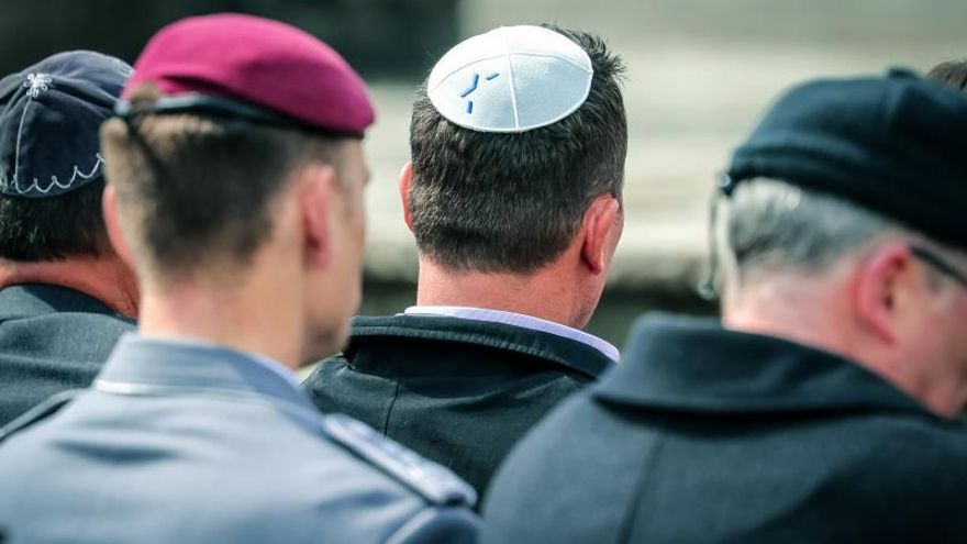 El encargado contra el Antisemitismo de Alemania desaconseja llevar la kipá