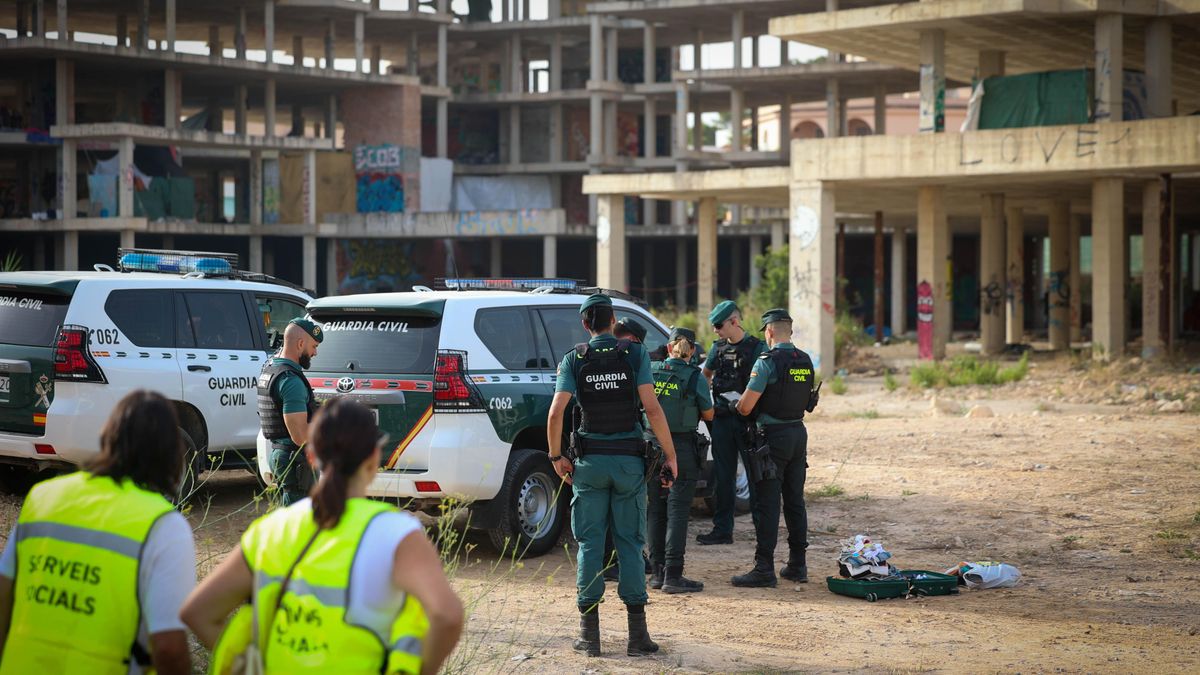 Un amplio despliegue de la Guardia Civil y técnicos de Servicios Sociales inician el desalojo en Punta Xinxó, donde casi cien personas malvivían en esta estructura hotelera.