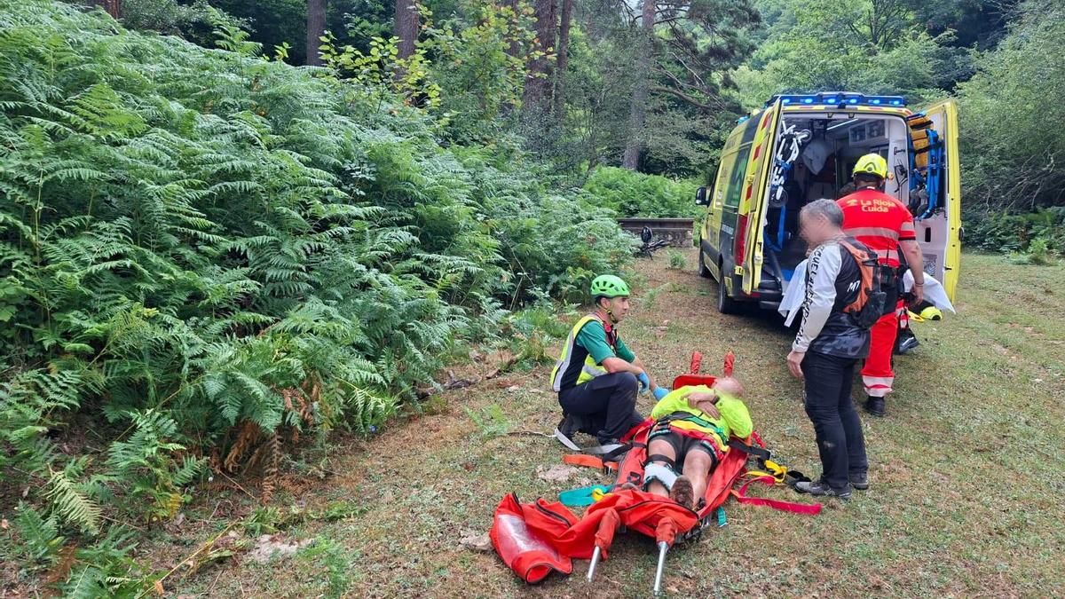 Intervención de urgencia en Ezcaray: el GREIM evacúa a pie a un ciclista logroñés tras accidentarse en un sendero