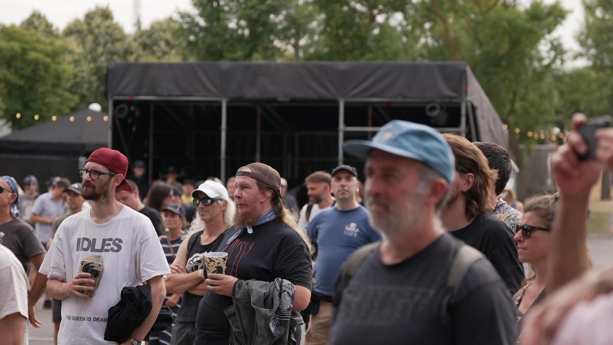 Asistentes disfrutan de la música