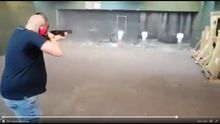 Imagen del vídeo donde se ve a un hombre disparar a unas dianas con imágenes de miembros del Gobierno.