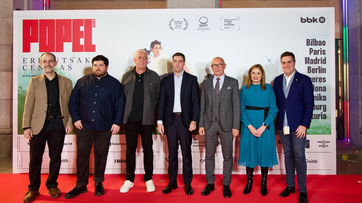 El lehendakari, Imanol Pradales, junto al director del documental Oier Plaza, el investigador Unai Egia y Antón Gandarias, sobrino de Anjel Lekuona en la presentación del documental ‘Popel’ en la Sala BBK de Bilbao