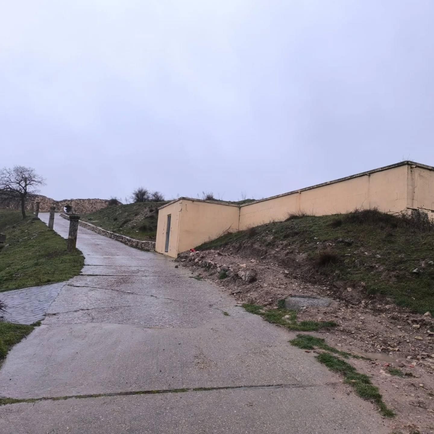 Depósito de distribución de agua de Atienza en el que se están realizando los análisis para determinar de nuevo la potabilidad