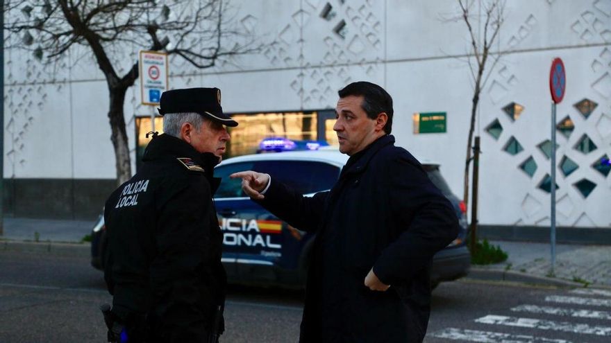 En la imagen, el alcalde, José María Bellido, habla con el jefe de la Policía Local.