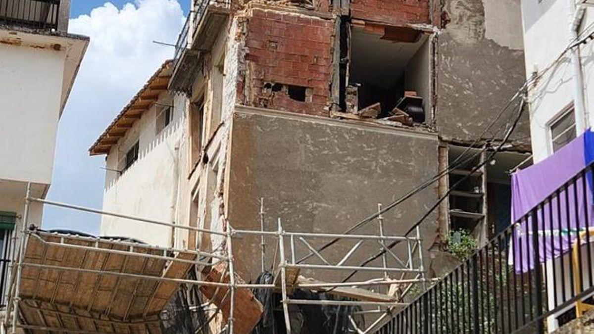 Derrumbe anunciado por los vecinos un año y medio después de caerse el campanario: "Nos hemos librado dos veces, a la tercera no habrá tanta suerte"