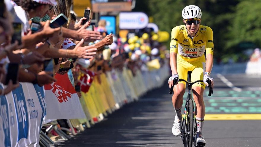 Atacar mientras el rival firma autógrafos: el histórico dominio en el Tour de Francia que Pogacar ha resucitado