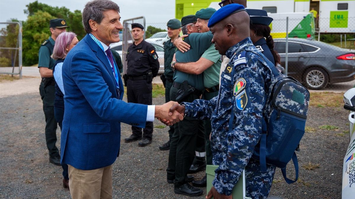 El delegado del Gobierno, Pedro Fernández, saluda a un agente de Senegal.
