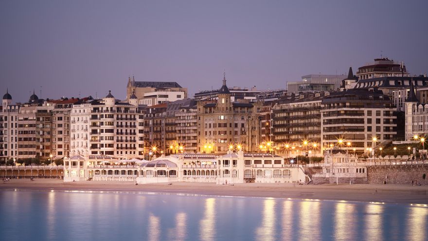 El histórico edificio de La Perla de Donostia, ilegal con la Ley de Costas en la mano