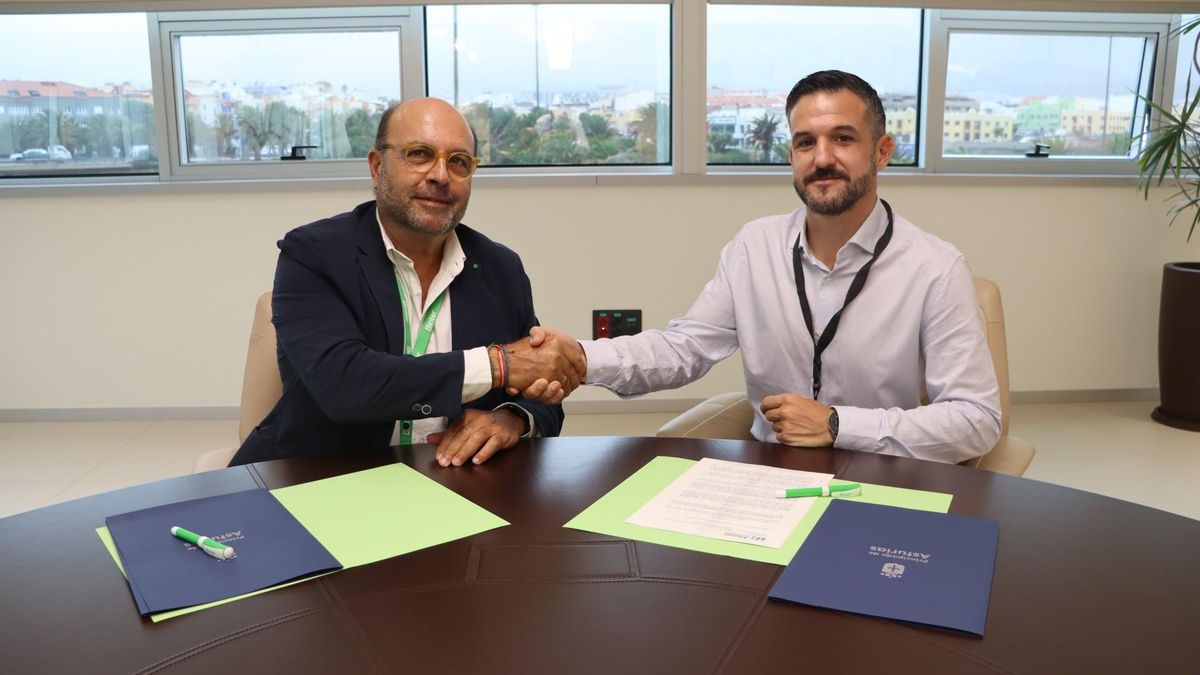 El acuerdo entre el Principado y Binter se ha firmado este martes. Daniel Rosales, a la izquierda, y Jorge García han ratificado el compromiso. 