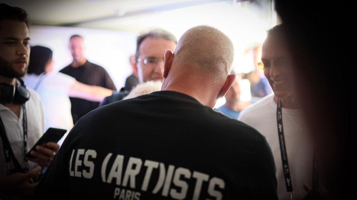 Fotos, abrazos y tarjetas de visita tras la charla del personaje más poderoso del ocio ibicenco.