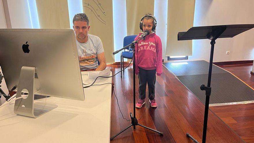 Una de las alumnas del CEIP Elvira Vaquero durante las sesiones de grabación de la canción.