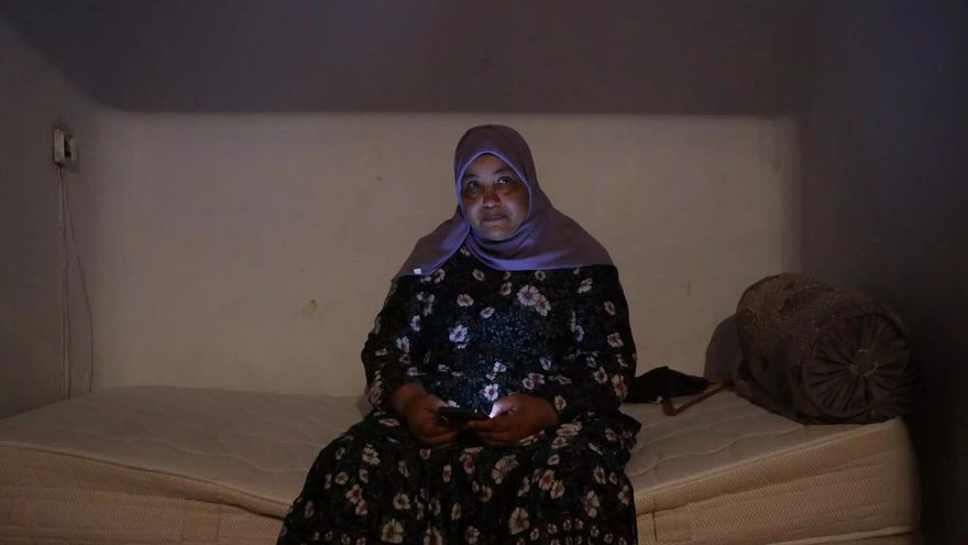 Zohra, la mujer desahuciada en Lavapiés junto a su familia, también se queda sin el albergue del Ayuntamiento de Madrid