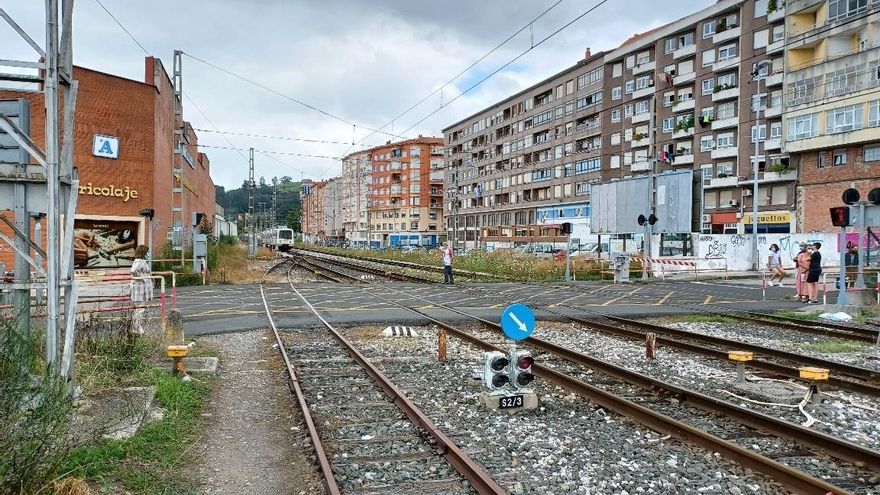 Vías de tren en el centro de Torrelavega
