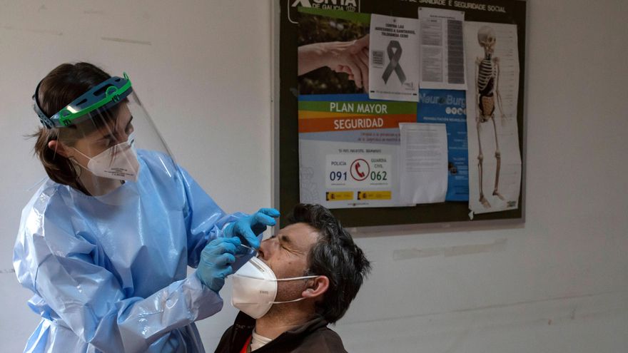 Una enfermera realiza un test de antígenos. EFE / Brais Lorenzo./Archivo